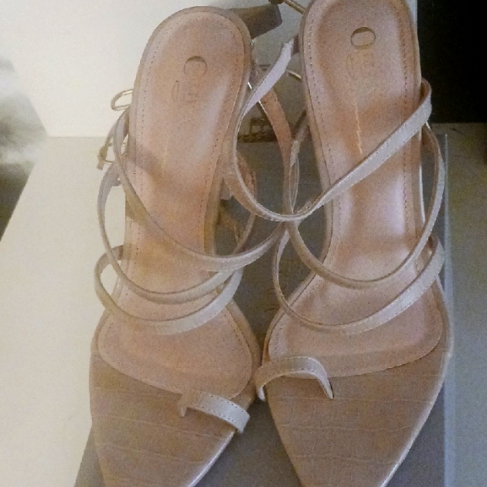Elegant Beige Strappy Heels its new, never been worn! - Picture 3 of 5